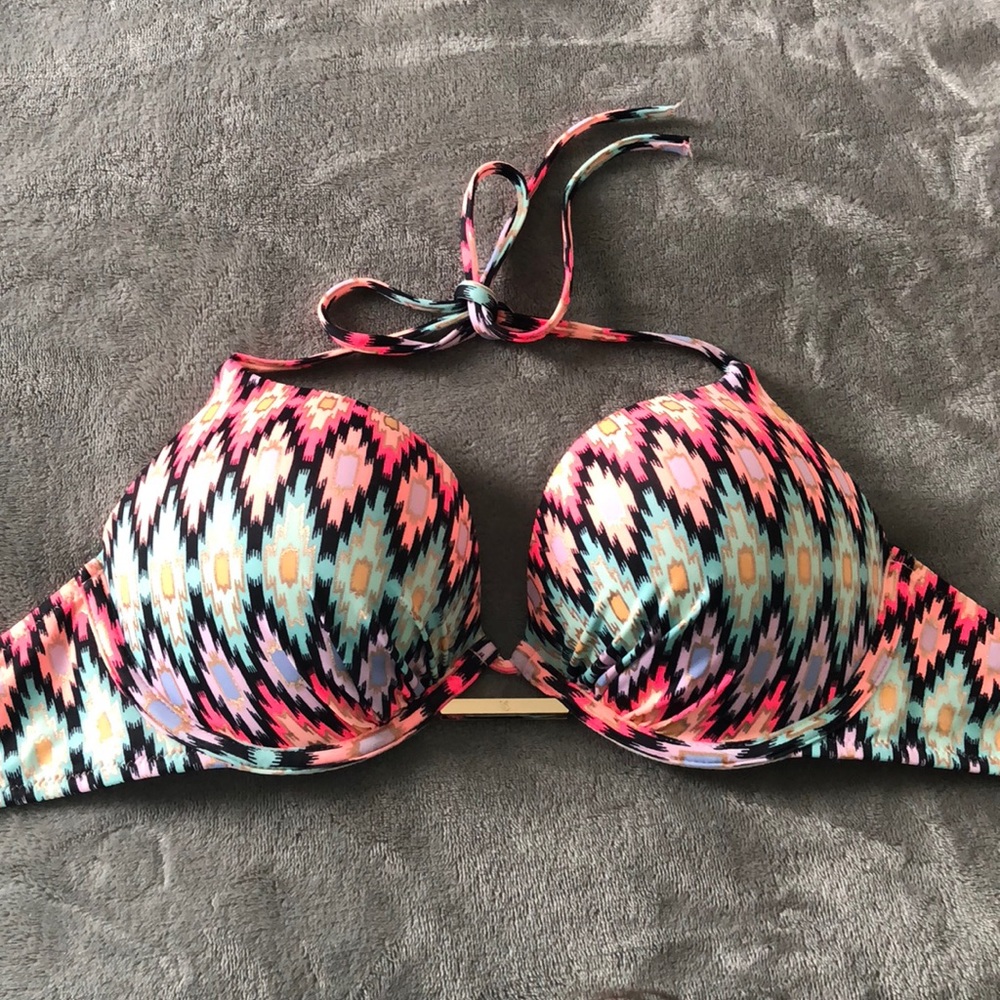 NWOT VS Bombshell Add 2 Cups Swim Top